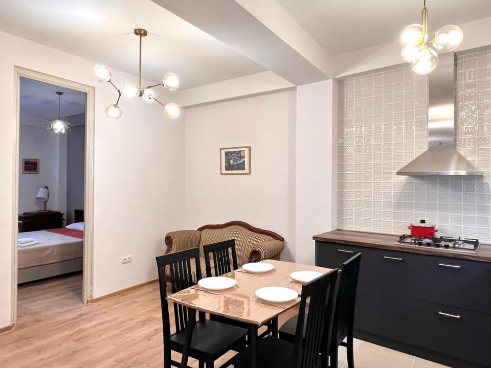 Bed, Kitchen or kitchenette, Living room, Photo of the whole room, Seating area, Dining area, Bedroom