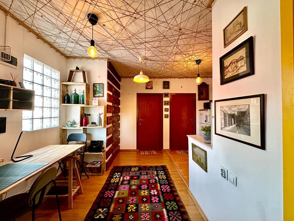 Kitchen or kitchenette, Living room, Seating area, Dining area