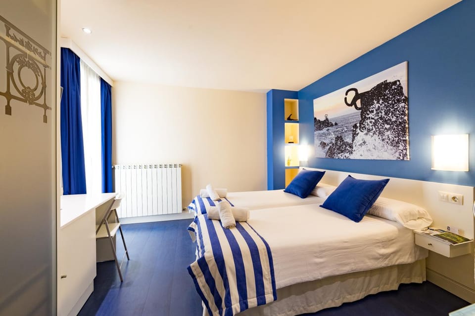 Bed, Photo of the whole room, Seating area, Bedroom, On site