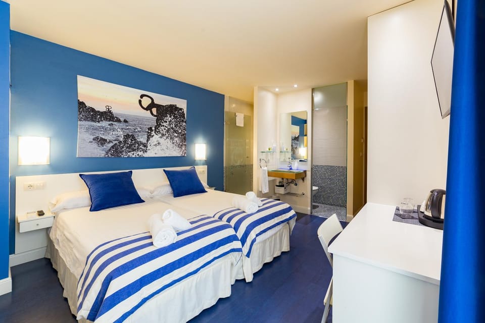 Shower, Toilet, Bed, Bathroom, Photo of the whole room, Seating area, Bedroom, On site