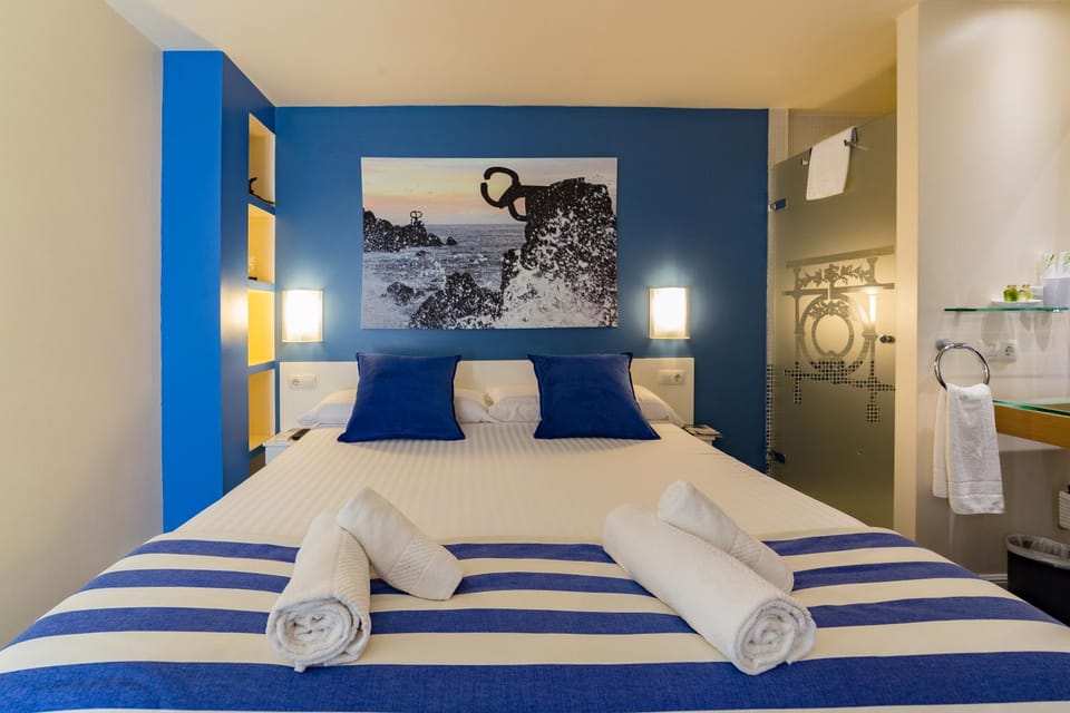 Bed, Decorative detail, On site