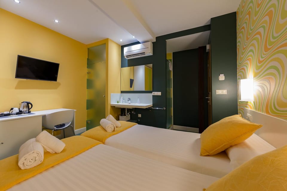 Shower, Bed, Bathroom, Balcony/Terrace, Photo of the whole room, Decorative detail, Decorative detail, Seating area, Inner courtyard view