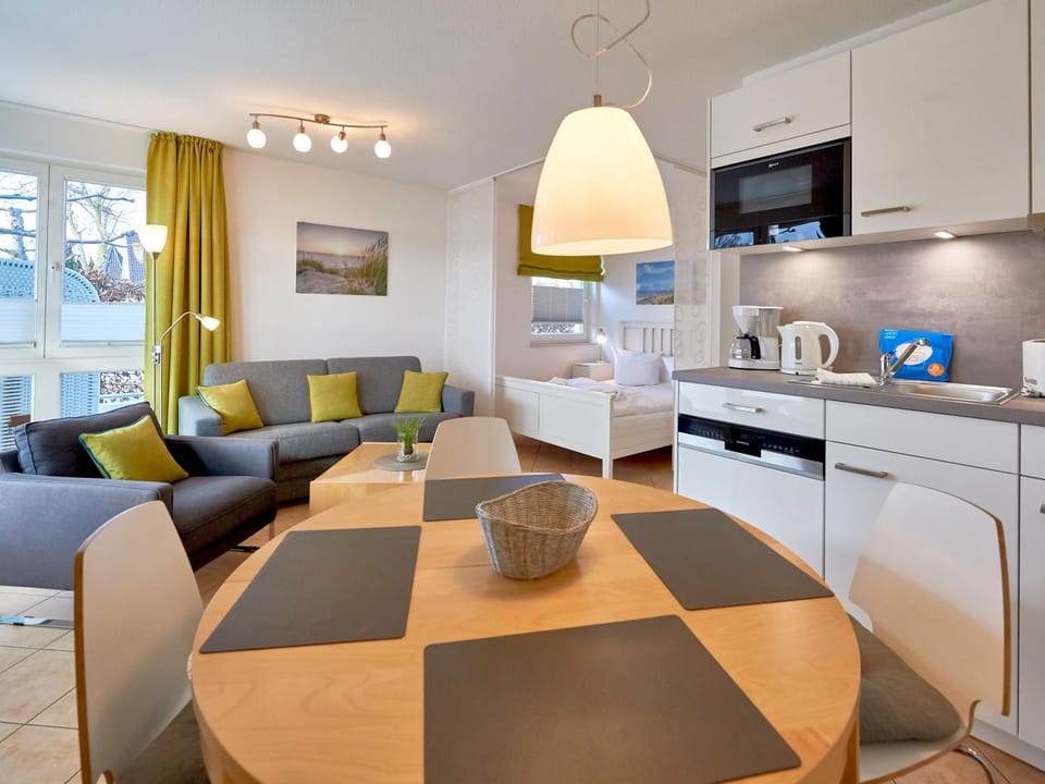 Coffee/tea facilities, Kitchen or kitchenette, Living room, Seating area, Dining area