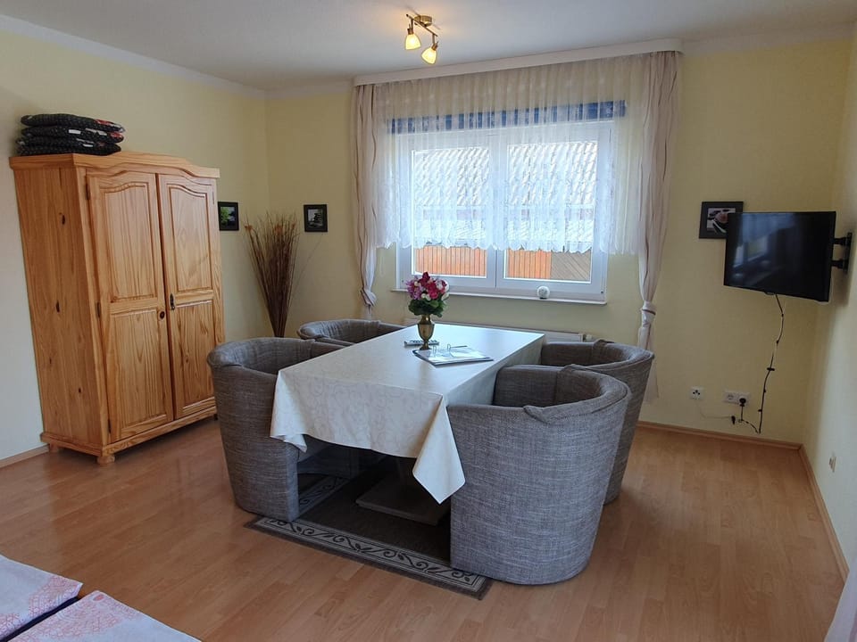 TV and multimedia, Living room, Seating area, Dining area, wardrobe