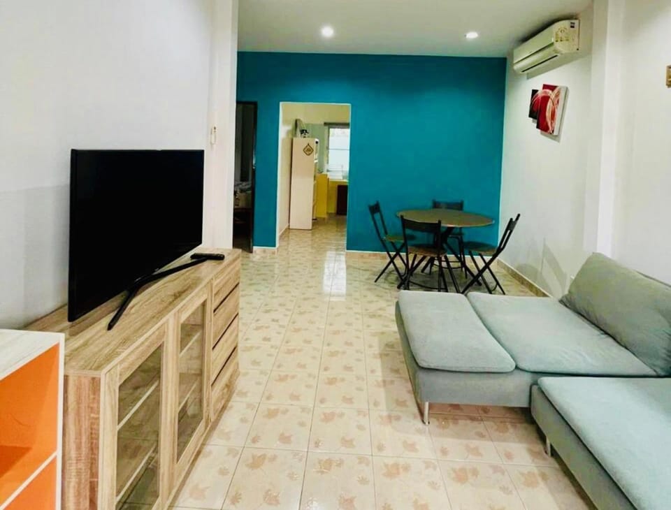 TV and multimedia, Living room, Seating area, Dining area, air conditioner