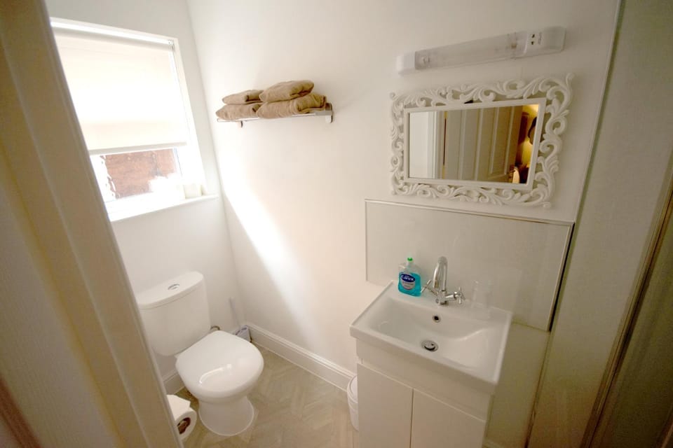 Shower, Toilet, Bathroom, towels