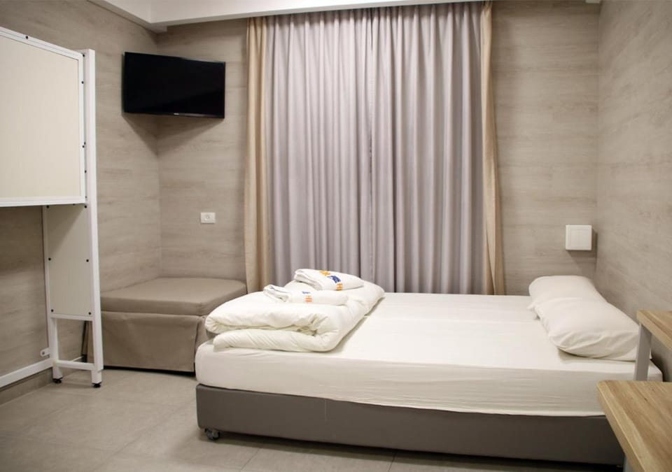 Bed, TV and multimedia, Bedroom