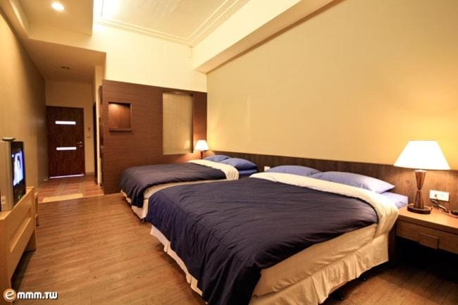 Bed, TV and multimedia, Bedroom