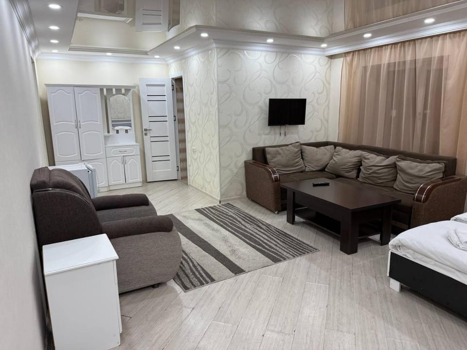 Bed, TV and multimedia, Seating area