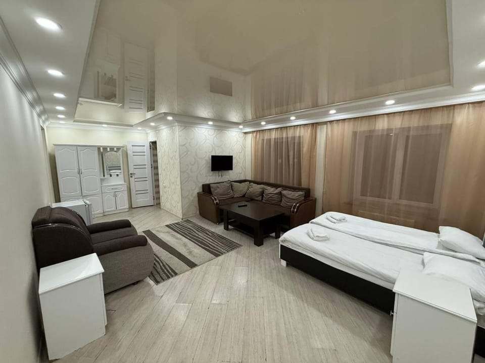 Bed, TV and multimedia, Photo of the whole room, Seating area, Bedroom
