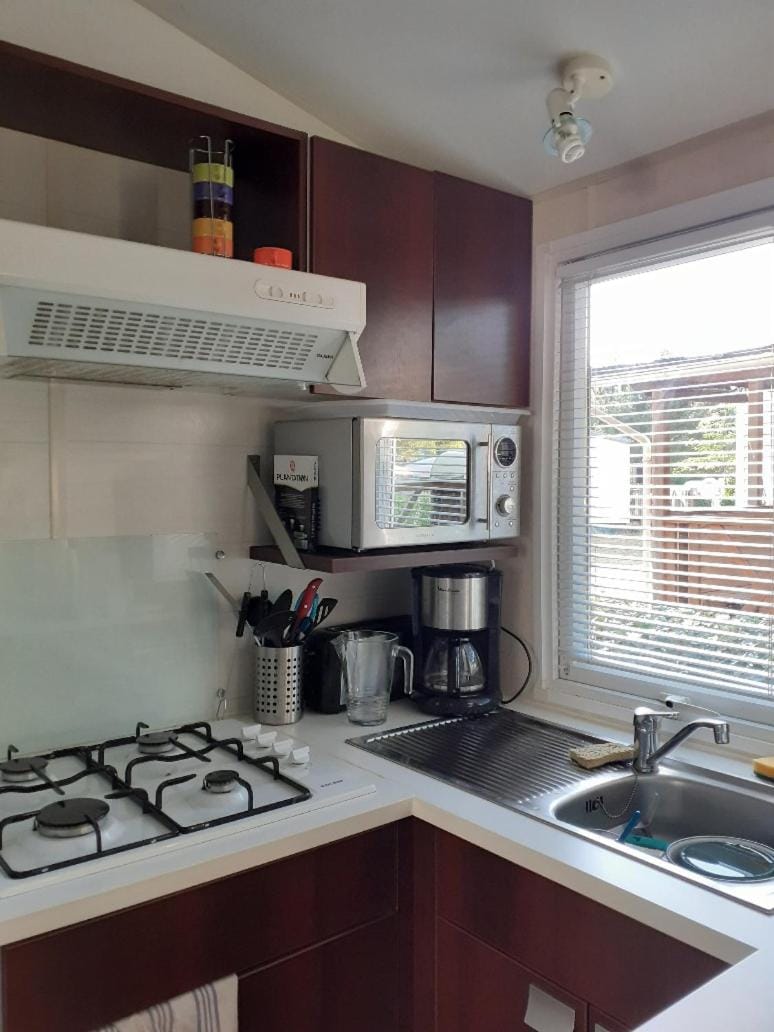Coffee/tea facilities, Kitchen or kitchenette, stove, toaster