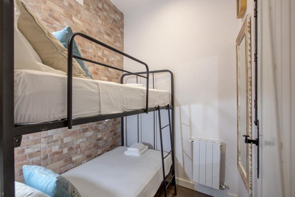 Bedroom, bunk bed, Family
