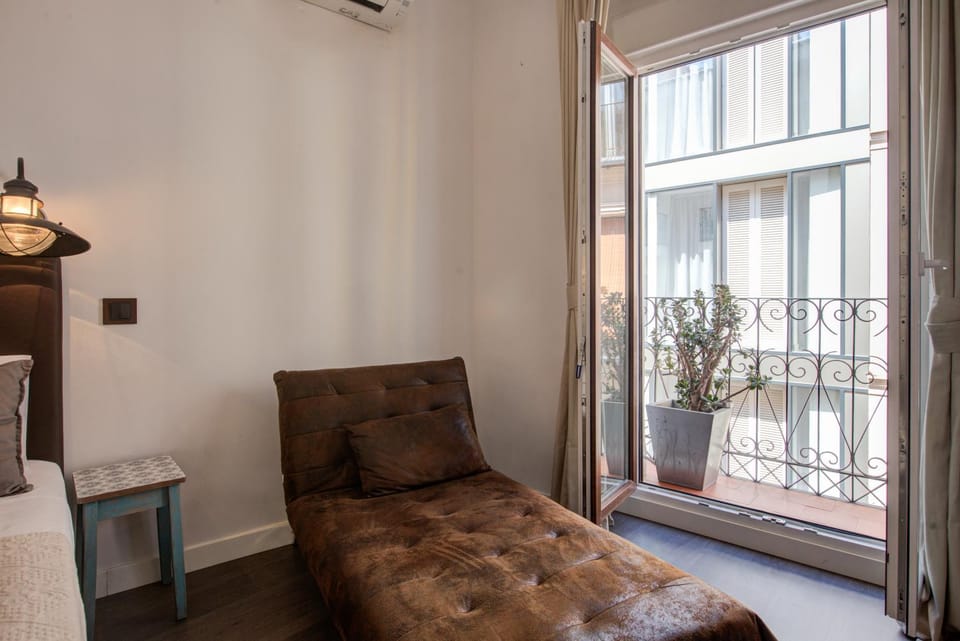 Balcony/Terrace, Decorative detail, Bedroom, Quiet street view