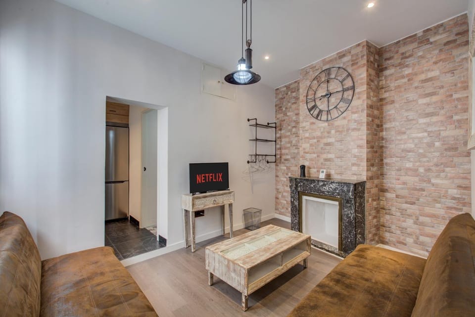TV and multimedia, Living room, Photo of the whole room, Decorative detail, Seating area