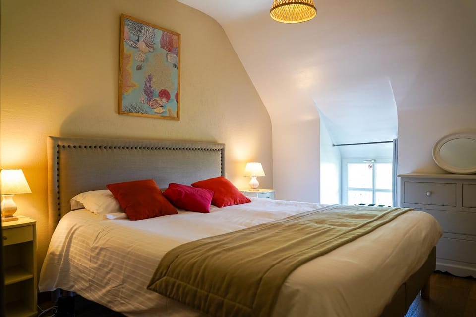 Bed, Photo of the whole room, Bedroom