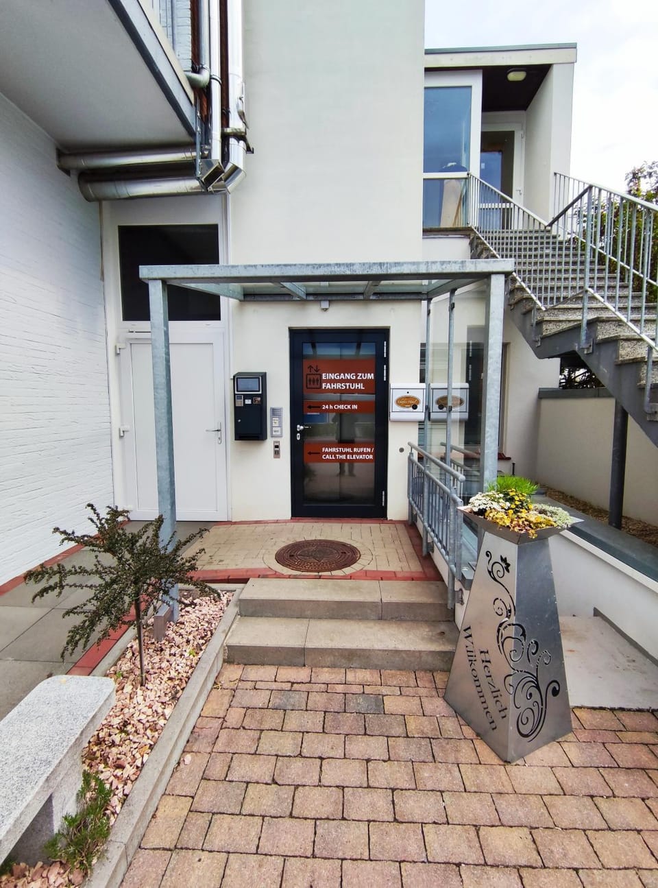 Facade/entrance