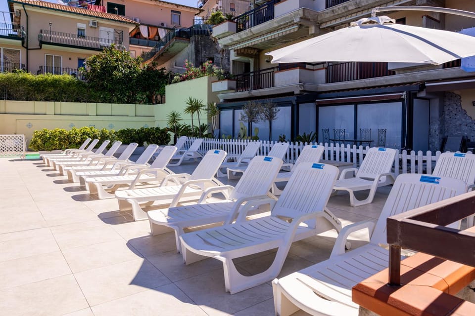 Solarium, Pool view, Swimming pool, sunbed