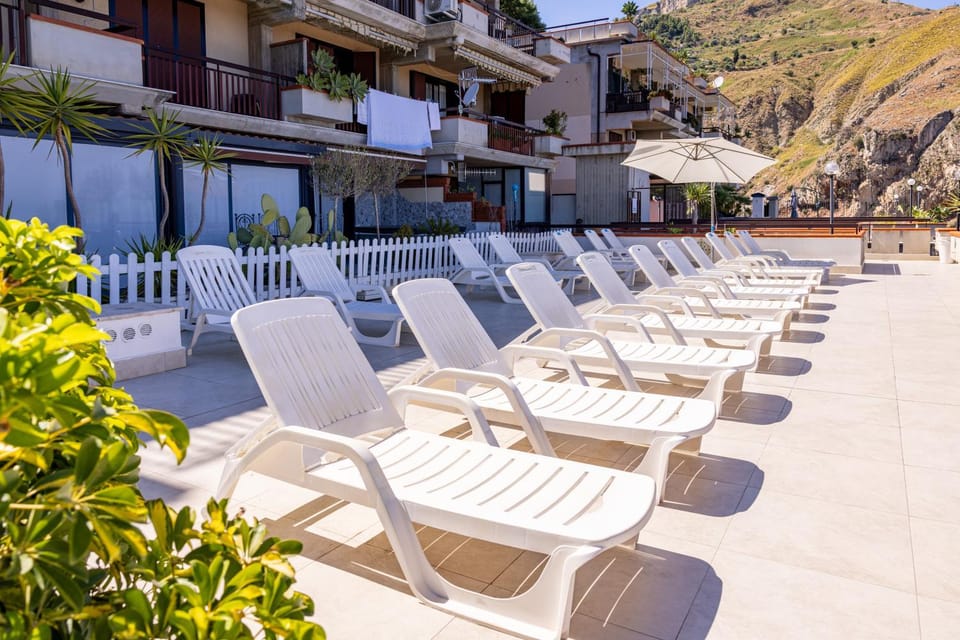 Property building, Solarium, Mountain view, Swimming pool, sunbed, sunbed
