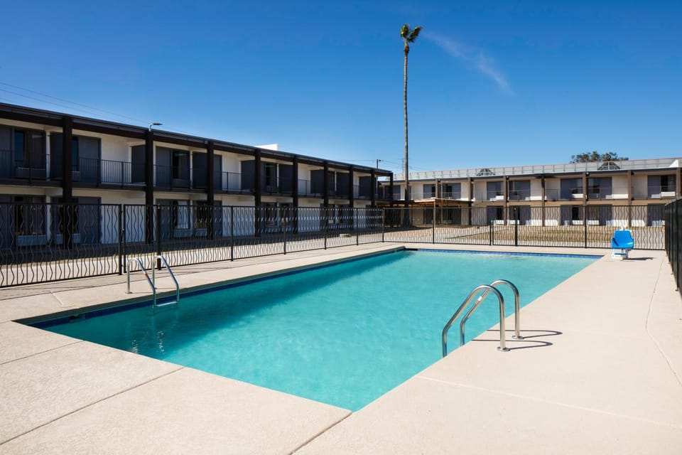 Property building, Swimming pool, Swimming pool
