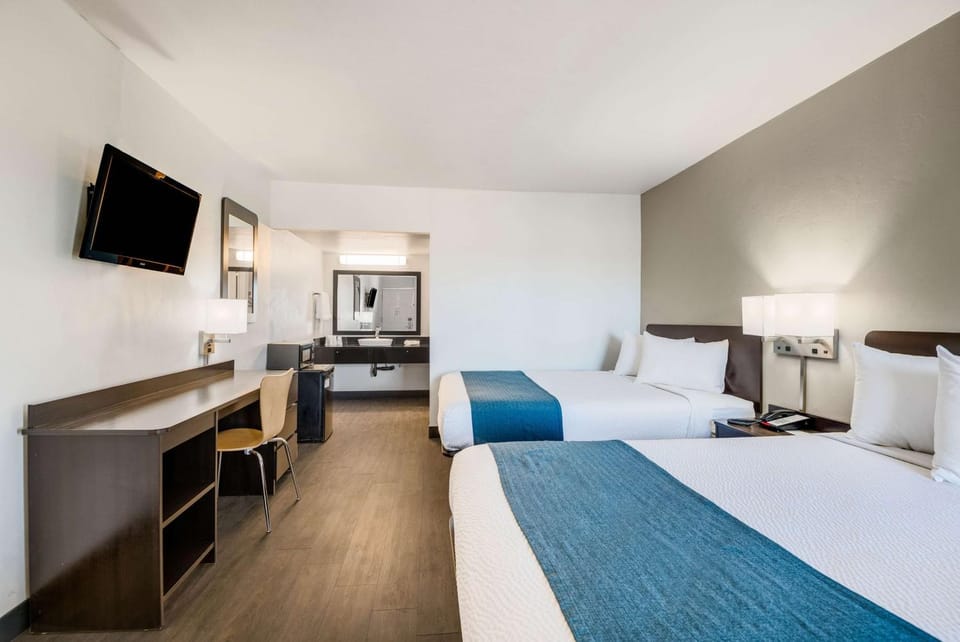 Bed, TV and multimedia, Photo of the whole room, Bedroom, On site, hair dresser