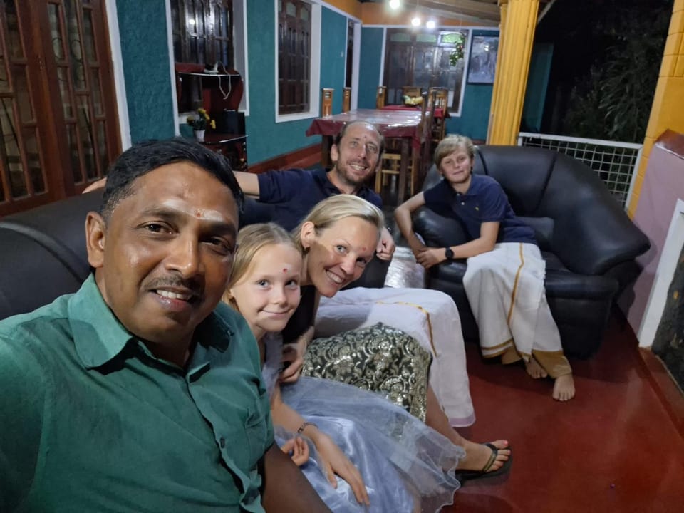 Living room, Seating area, group of guests