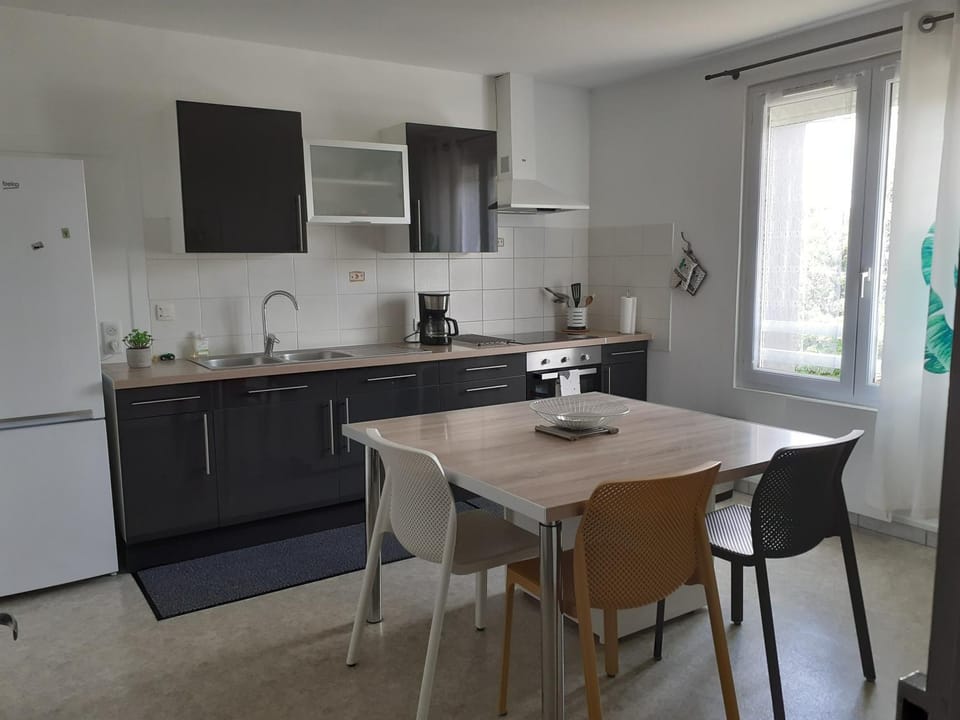 Kitchen or kitchenette, Dining area, stove