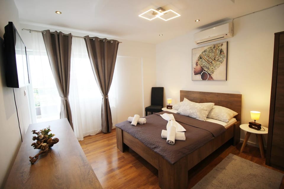 Photo of the whole room, Bedroom