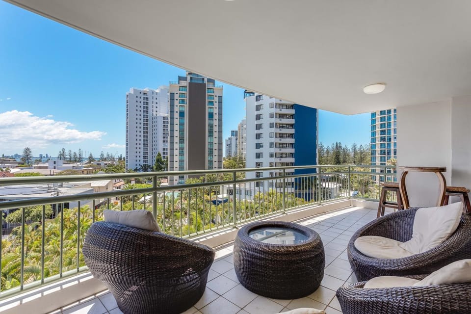 Property building, View (from property/room), Balcony/Terrace, Seating area, City view