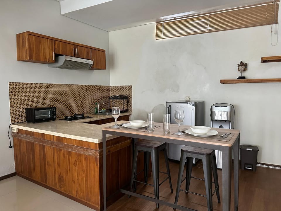 Kitchen or kitchenette, Dining area