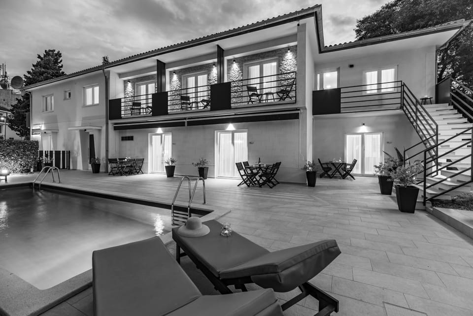 Property building, Swimming pool, sunbed