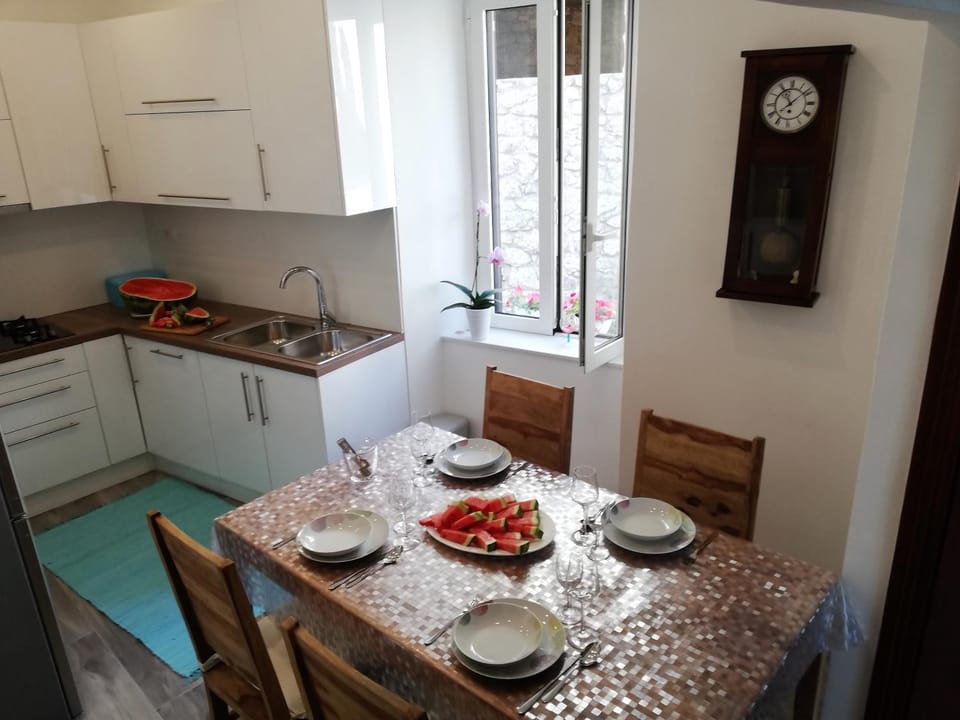 Kitchen or kitchenette, Dining area