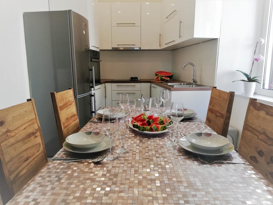 Kitchen or kitchenette, Dining area