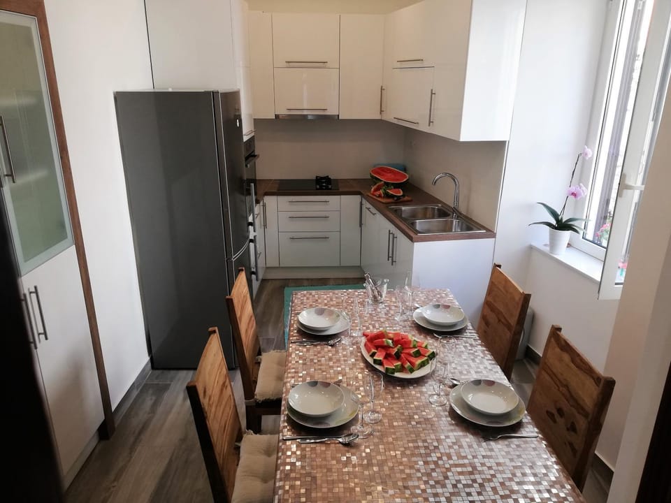 Kitchen or kitchenette, Dining area