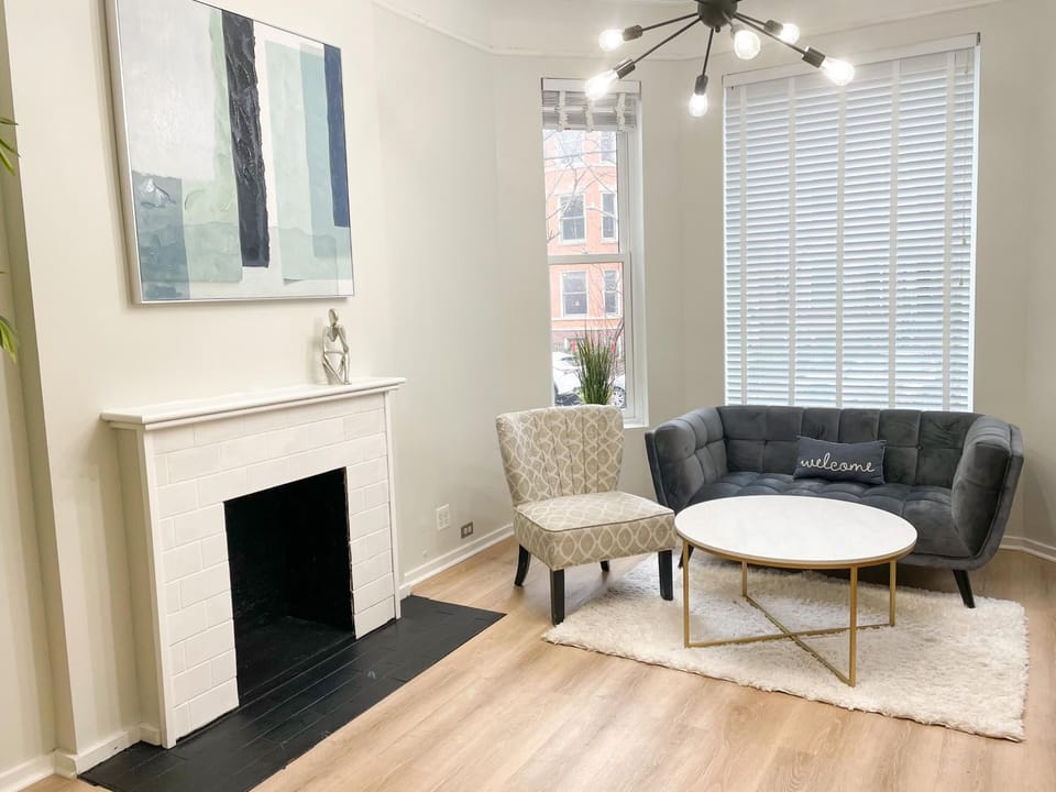 Wrigleyville Friends Unit - 5bdrm Apartment in Chicago