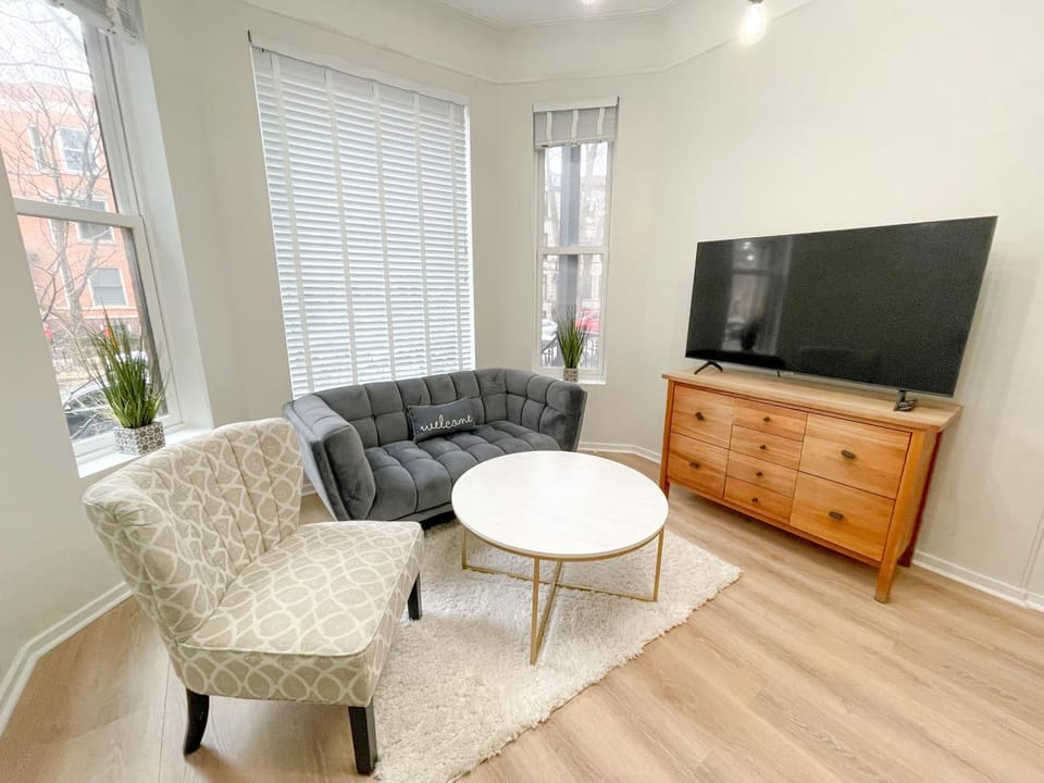 Wrigleyville Friends Unit - 5bdrm Apartment in Chicago