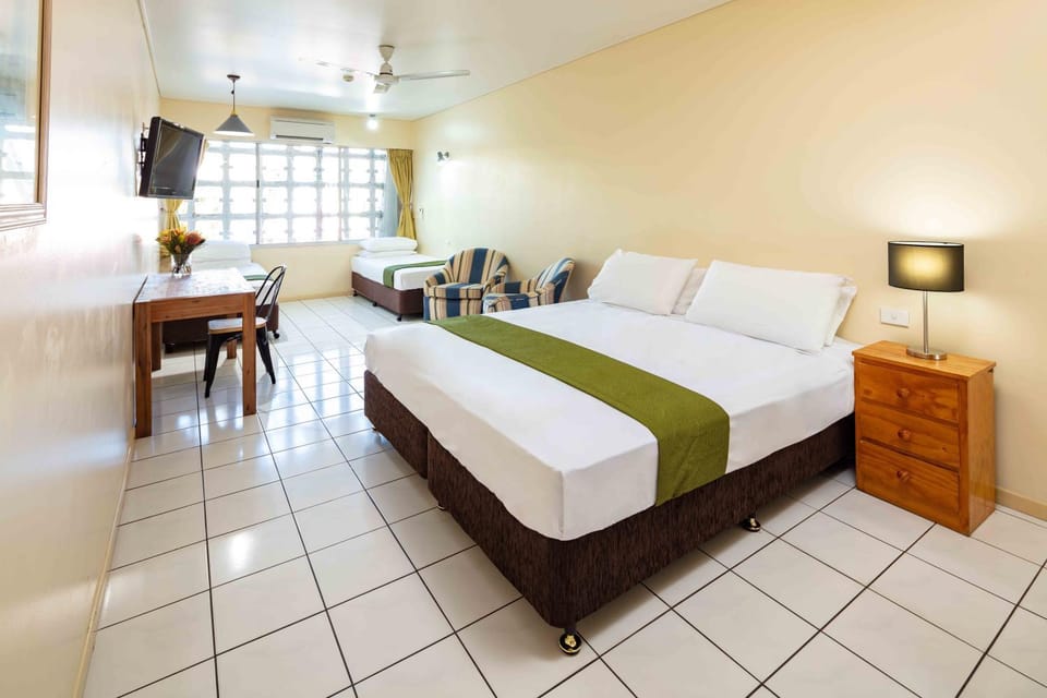 Bed, TV and multimedia, Photo of the whole room, Seating area, Bedroom