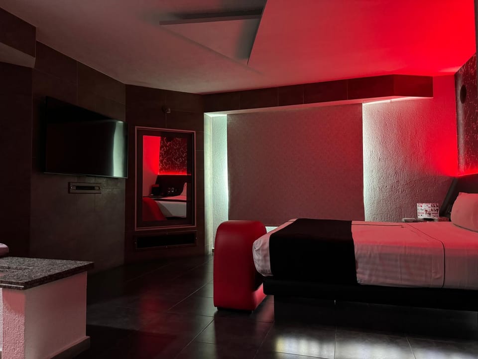 Bed, TV and multimedia, Photo of the whole room, Bedroom