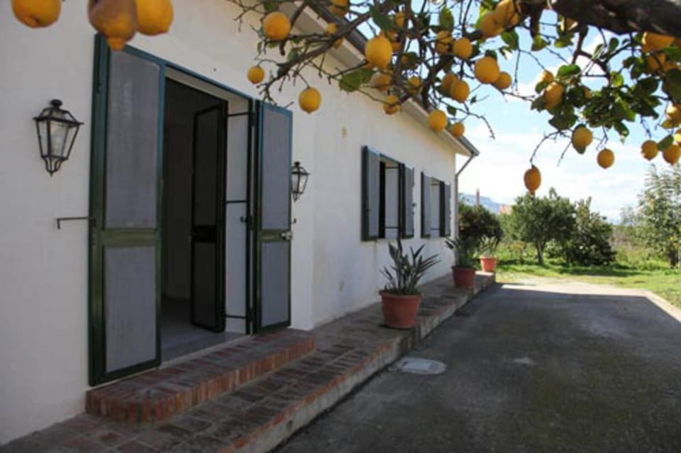 La casa tra i limoni di Rosmarino Park IT083O84B59CP6PX5J House in Sicily
