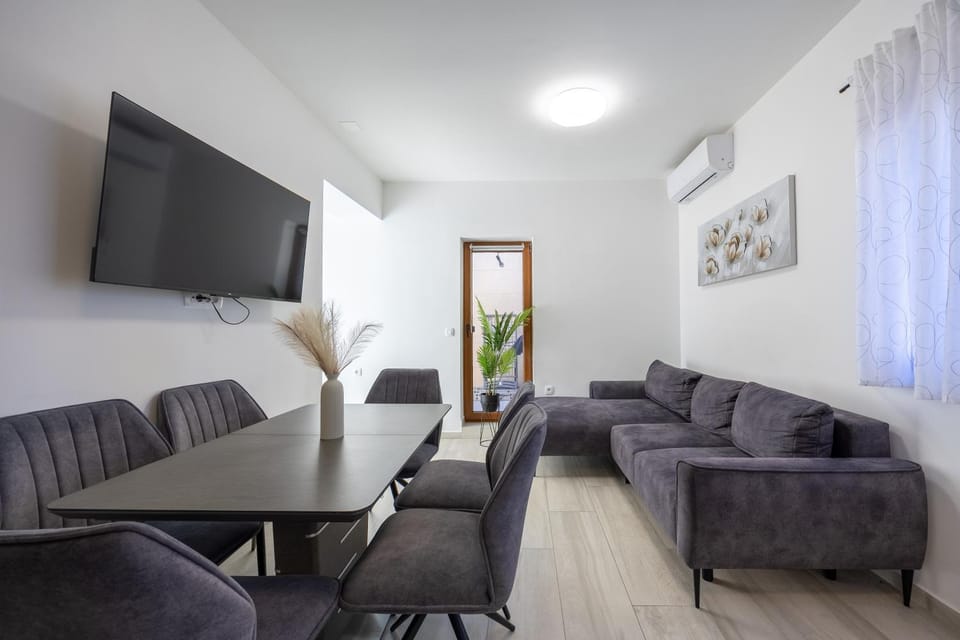 TV and multimedia, Living room, Seating area, air conditioner