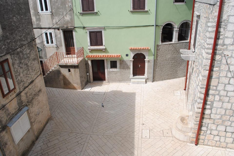 Facade/entrance, Area and facilities