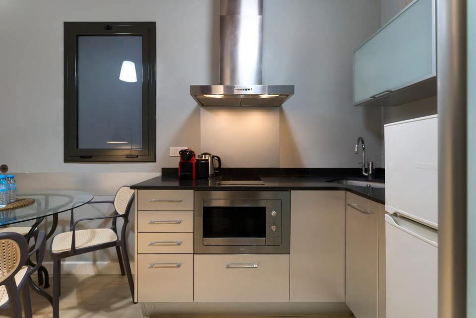 Coffee/tea facilities, Kitchen or kitchenette, microwave, stove