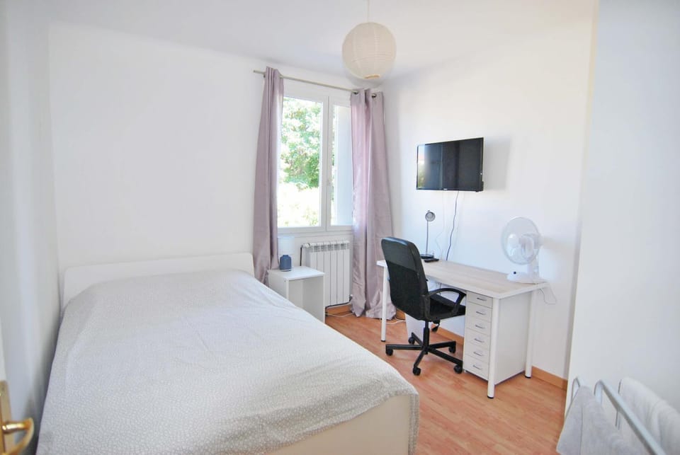 Bed, TV and multimedia, Bedroom