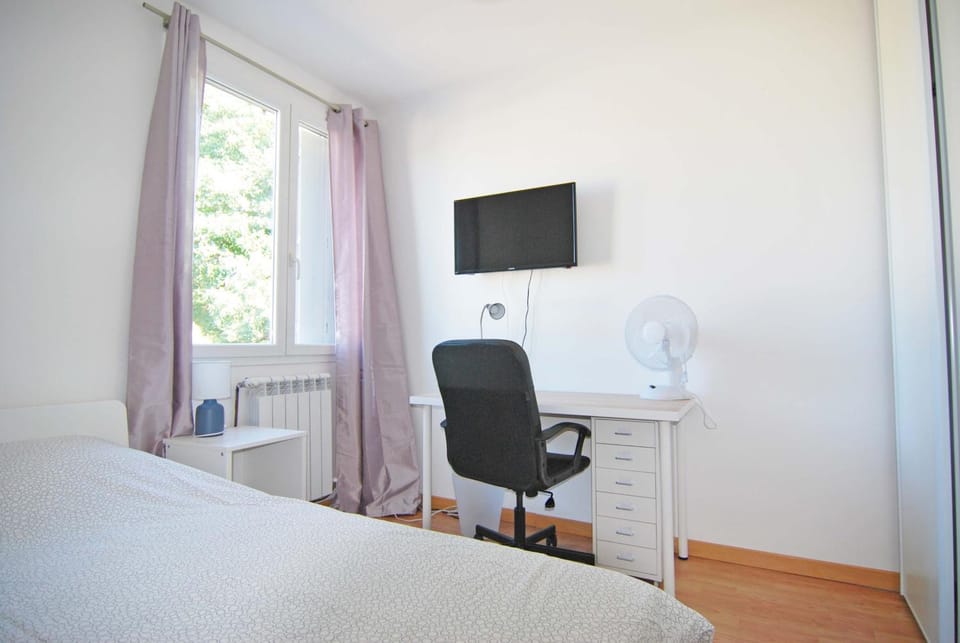 Bed, TV and multimedia, Bedroom