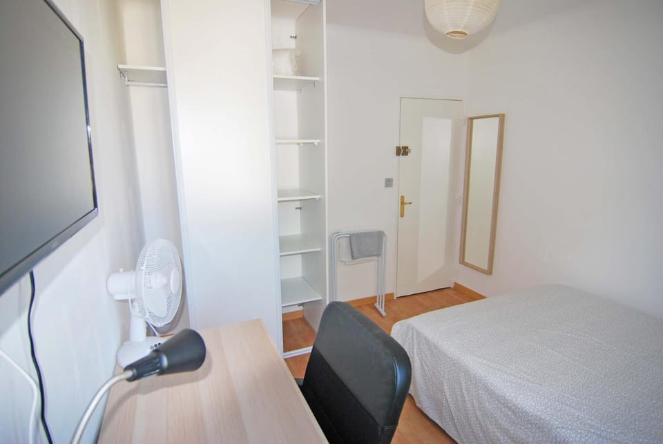 Bed, TV and multimedia, Bedroom
