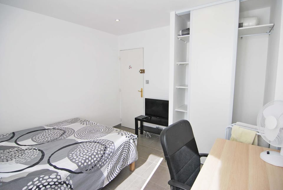 Bed, TV and multimedia, Bedroom