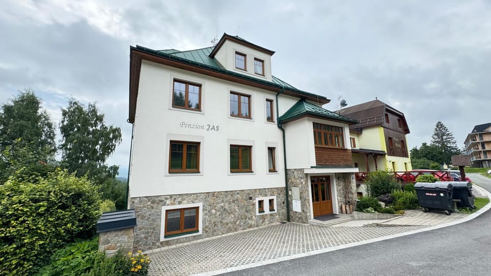 Property building, Day, Neighbourhood, Street view, Location, Parking