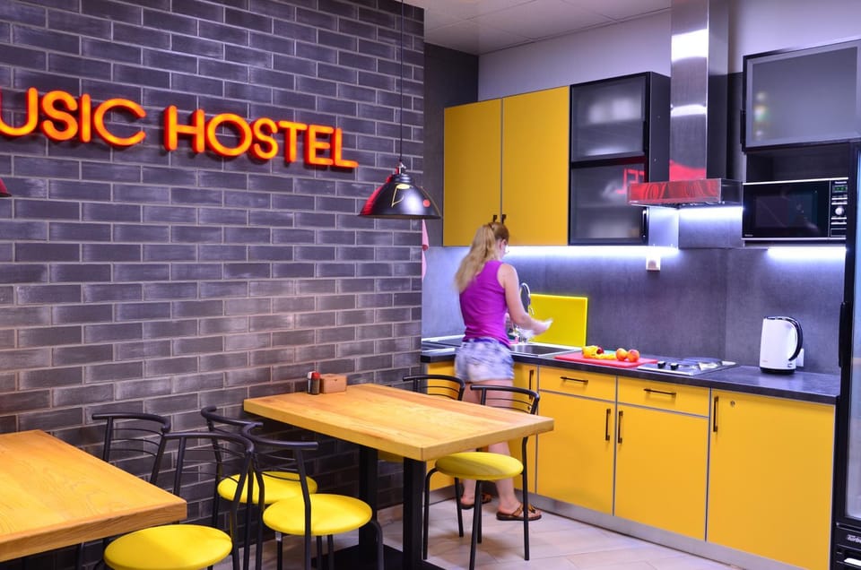 Restaurant/places to eat, Communal kitchen