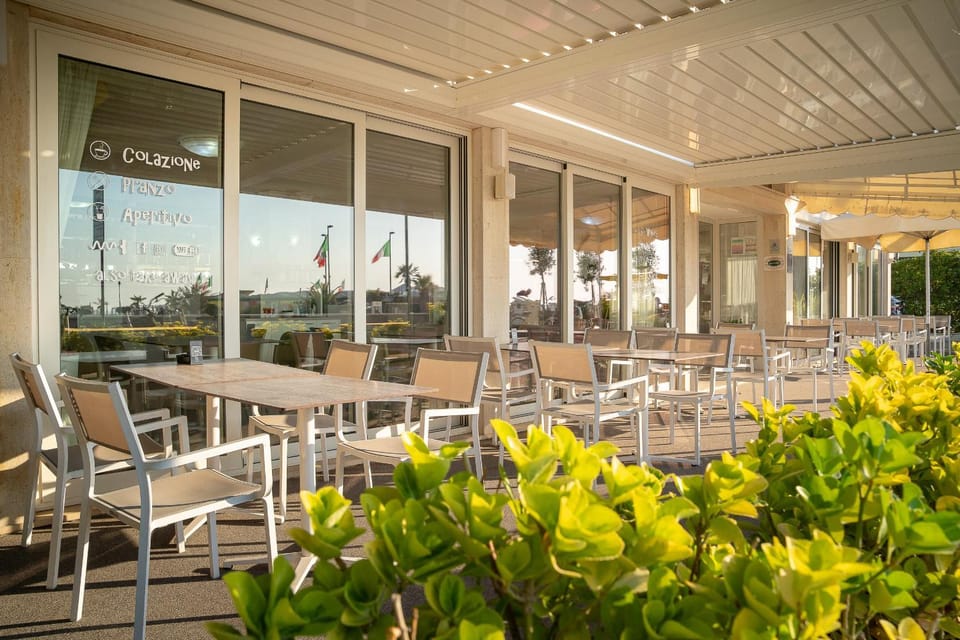 Patio, Restaurant/places to eat, Day, Living room, Seating area