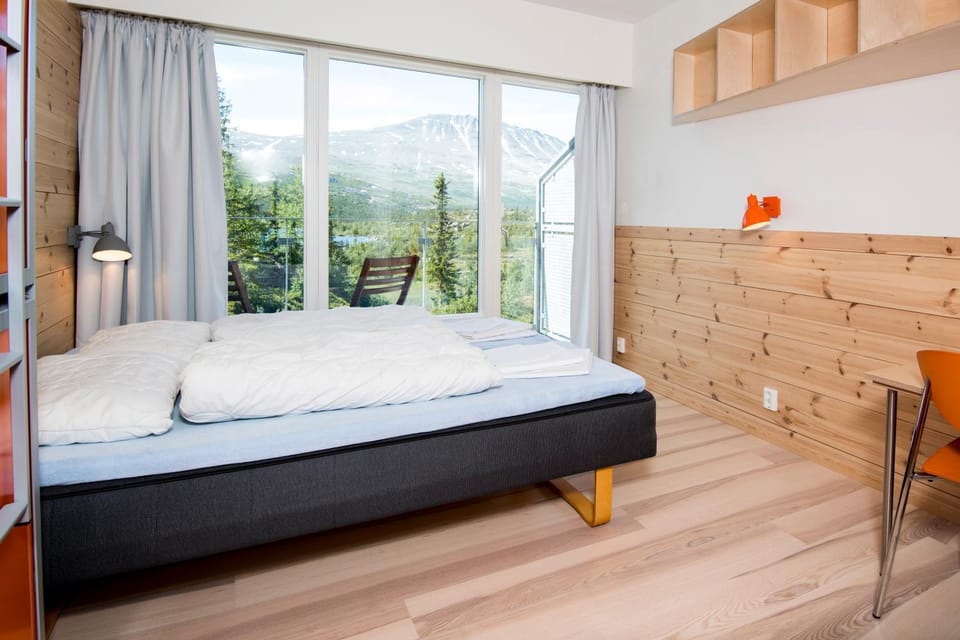 Bed, Lake view, Landmark view, Mountain view