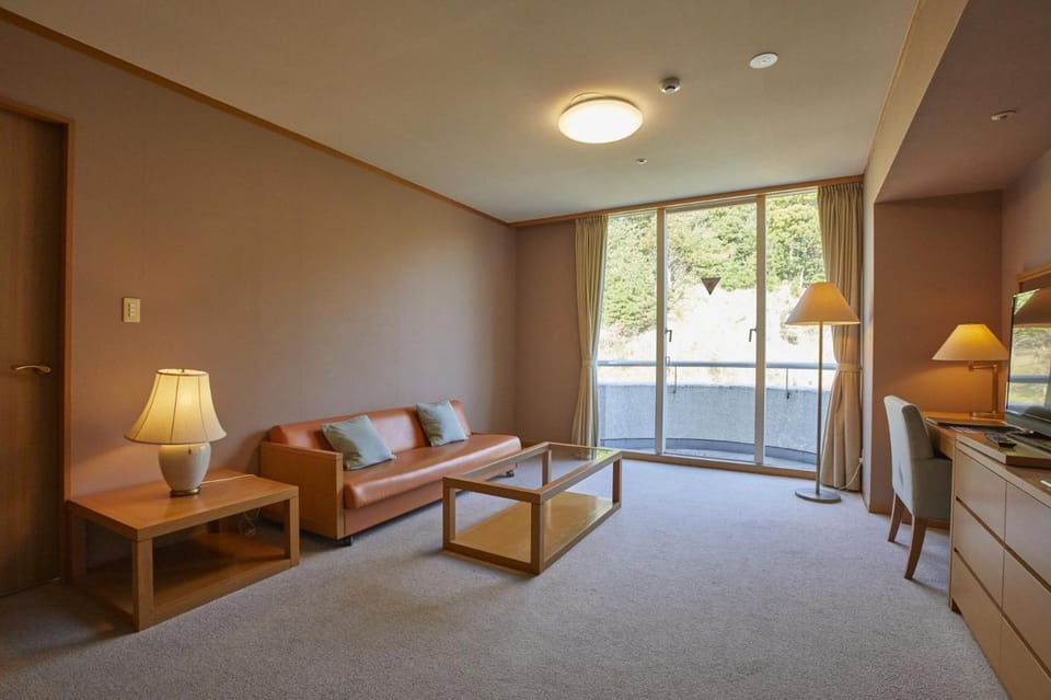 Living room, Photo of the whole room, Mountain view, Quiet street view